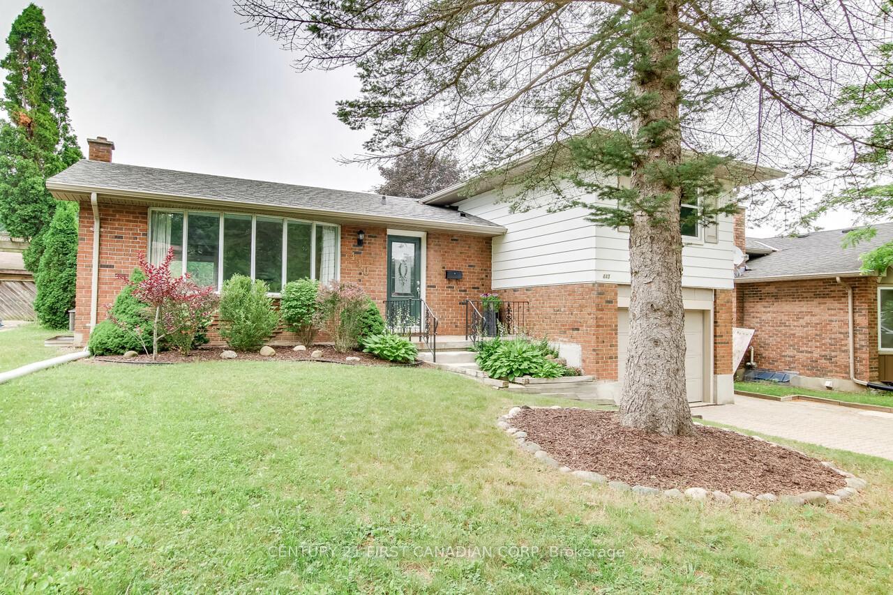 Property Photo: 440 Castlegrove Boulevard ON N6G 1K8