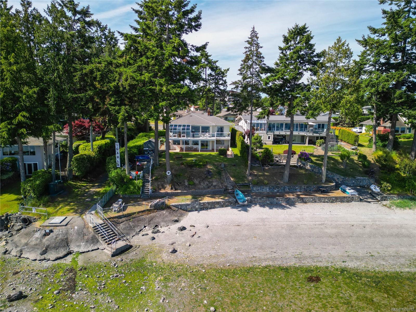Photo de la propriété:  8001 Arthur Dr  BC V8M 1V4 