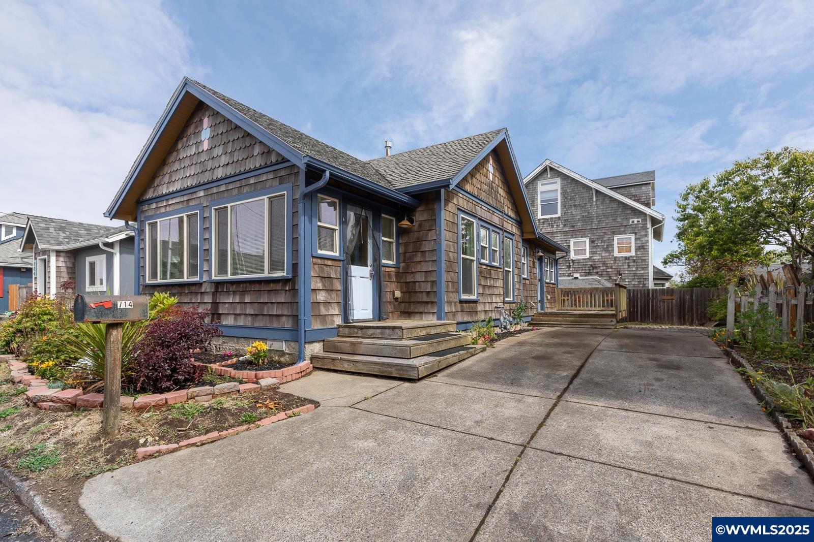 Property Photo:  714 NW 2nd Ct  OR 97365 