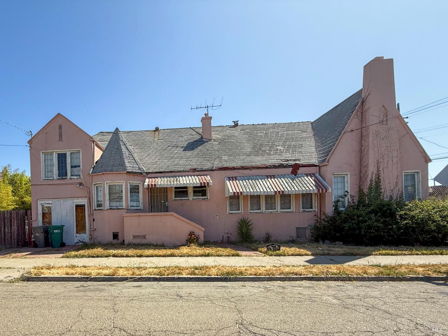 Property Photo:  2901 Seminary Avenue  CA 94605 