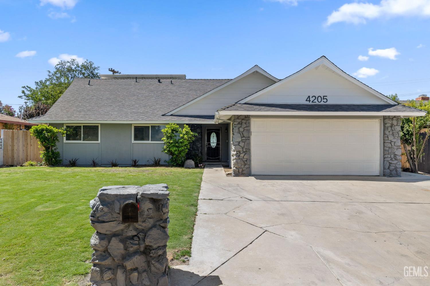 4205 Glenbrook Avenue  Bakersfield CA 93306 photo