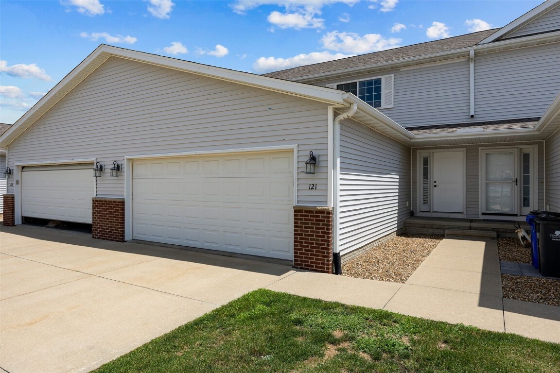 121 Woodstone Lane SW  Cedar Rapids IA 52404 photo