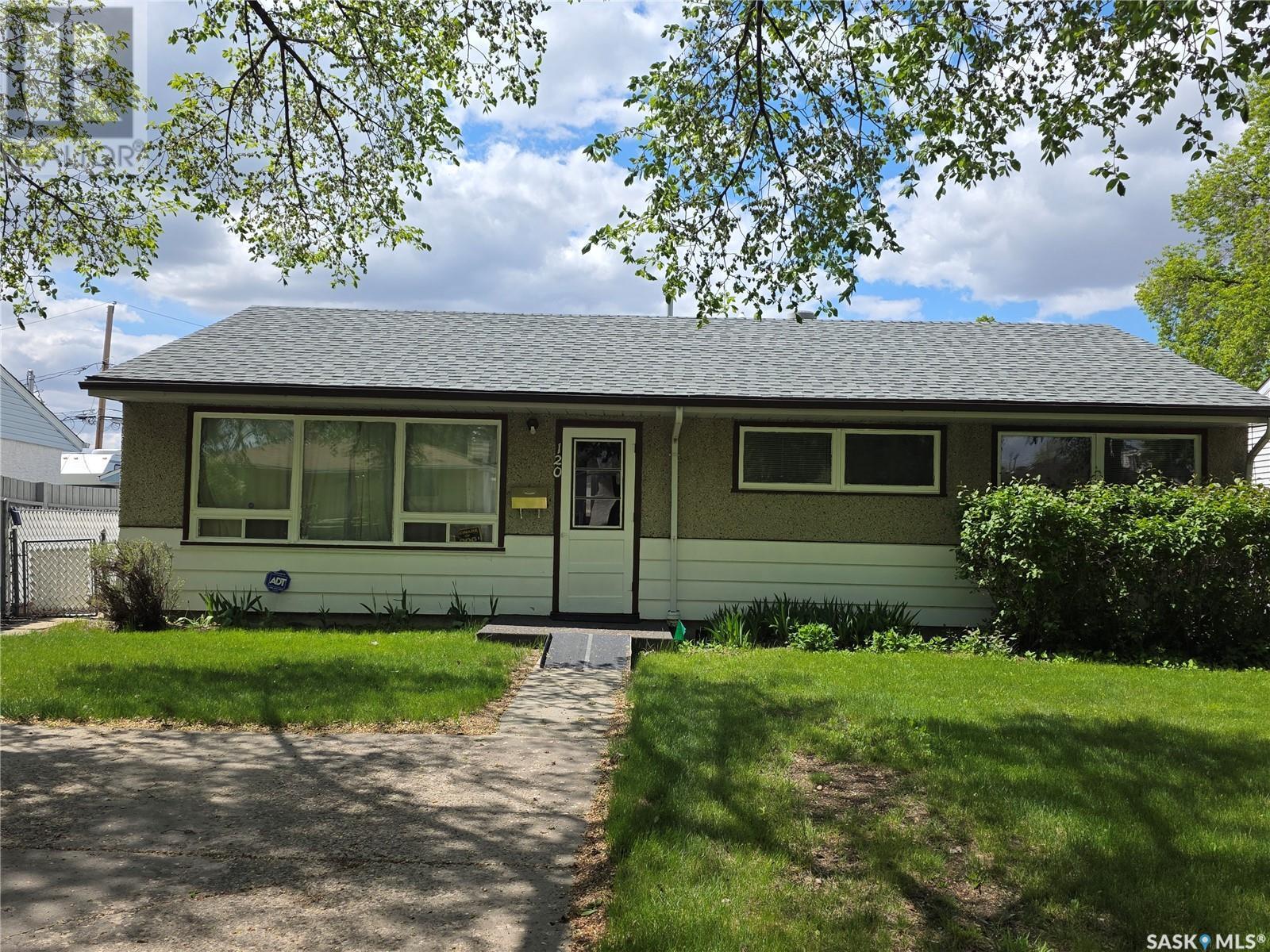 Photo de la propriété: 120 Rae Street SK S4R 3L6