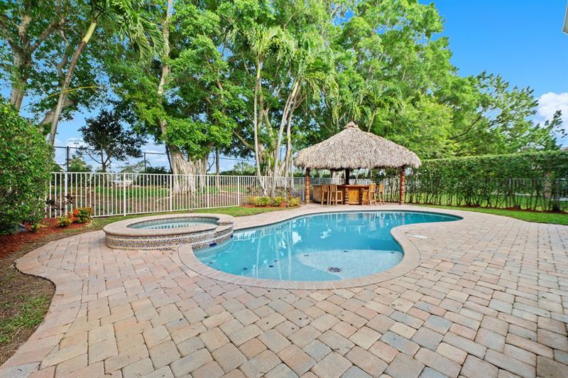 Property Photo: 4440 E Seneca Ave FL 33332