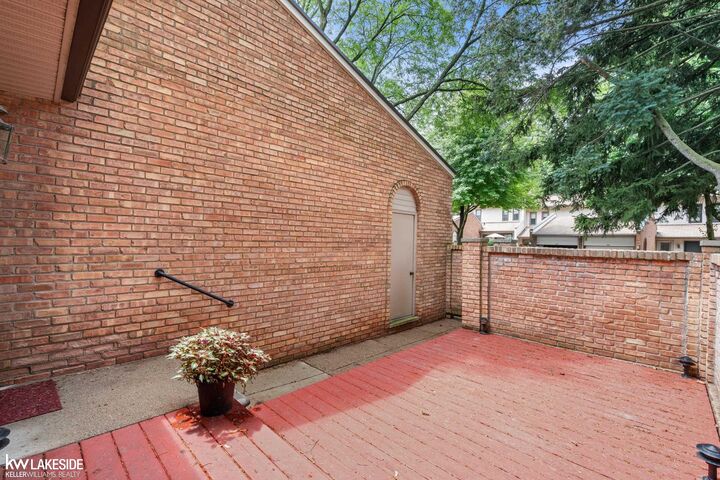 Property Photo:  368 Willow Grove Lane  MI 48307 