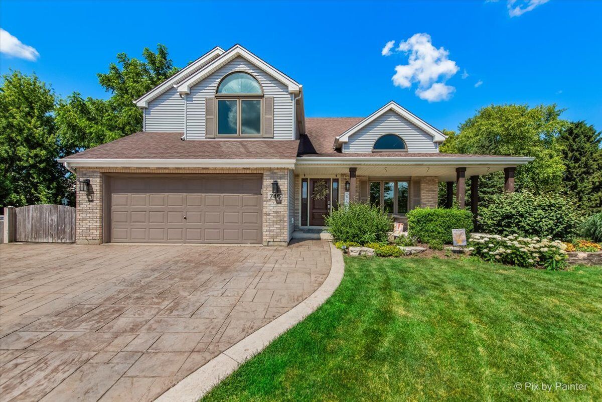 Property Photo:  746 Parker Court  IL 60134 