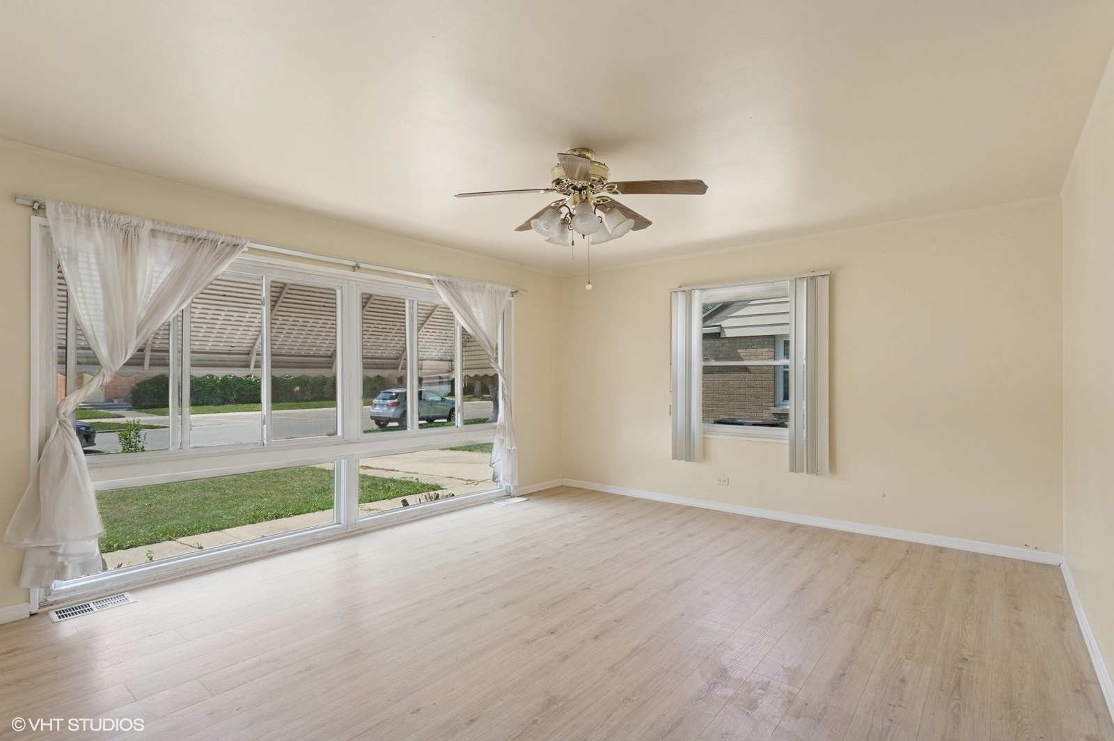 Property Photo: 1113 Bristol Avenue IL 60154
