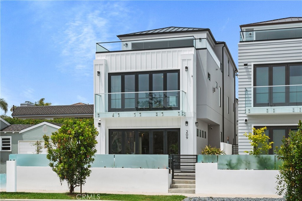 Property Photo: 209 Huntington Street CA 92648
