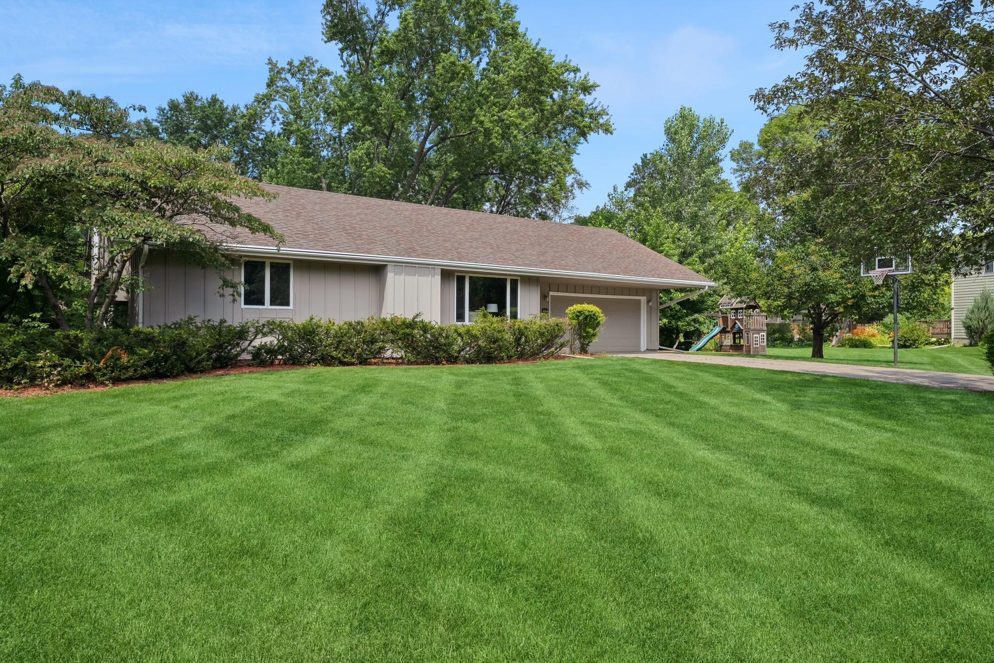 Property Photo:  2801 Black Oaks Lane N  MN 55447 