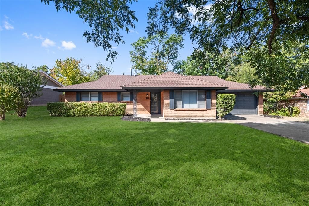 Property Photo: 4409 Wedgmont Circle S TX 76133