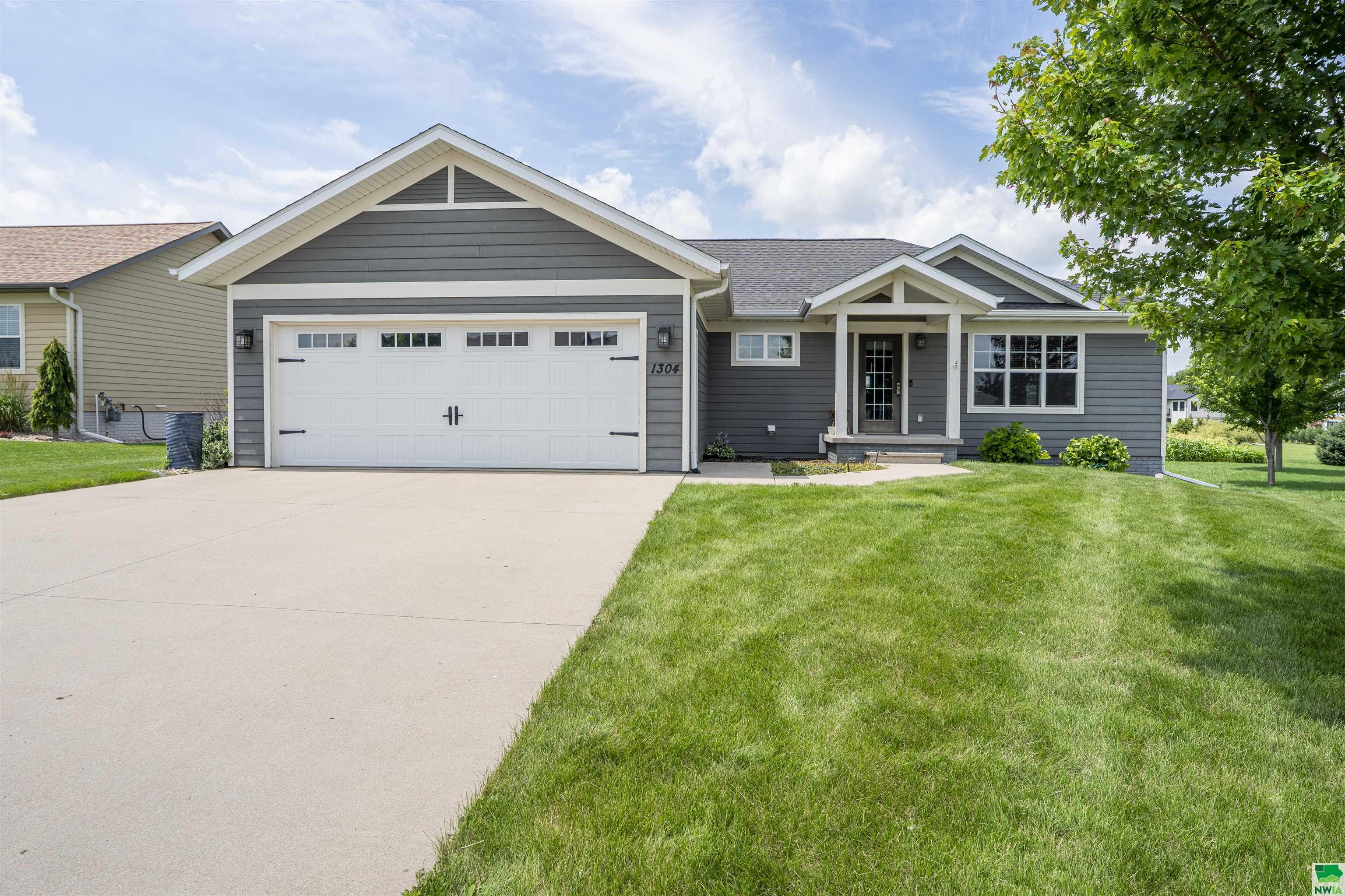 Property Photo: 1304 Olympia Place IA 51041