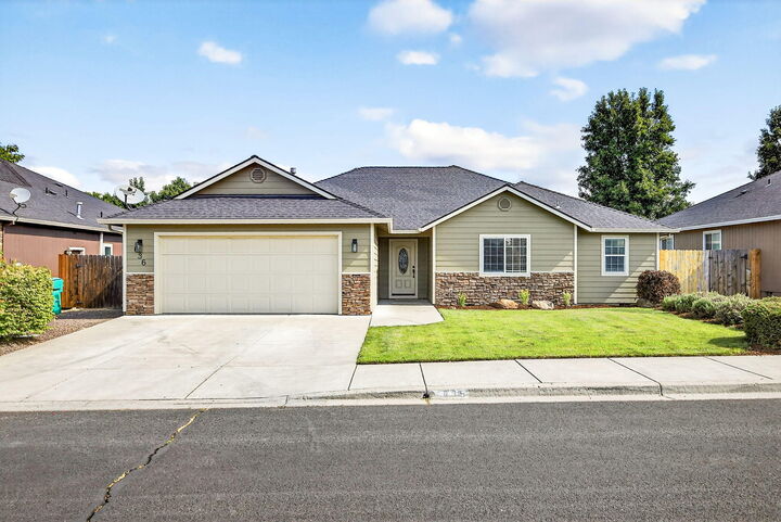 636 Sheffield Drive  Eagle Point OR 97524 photo