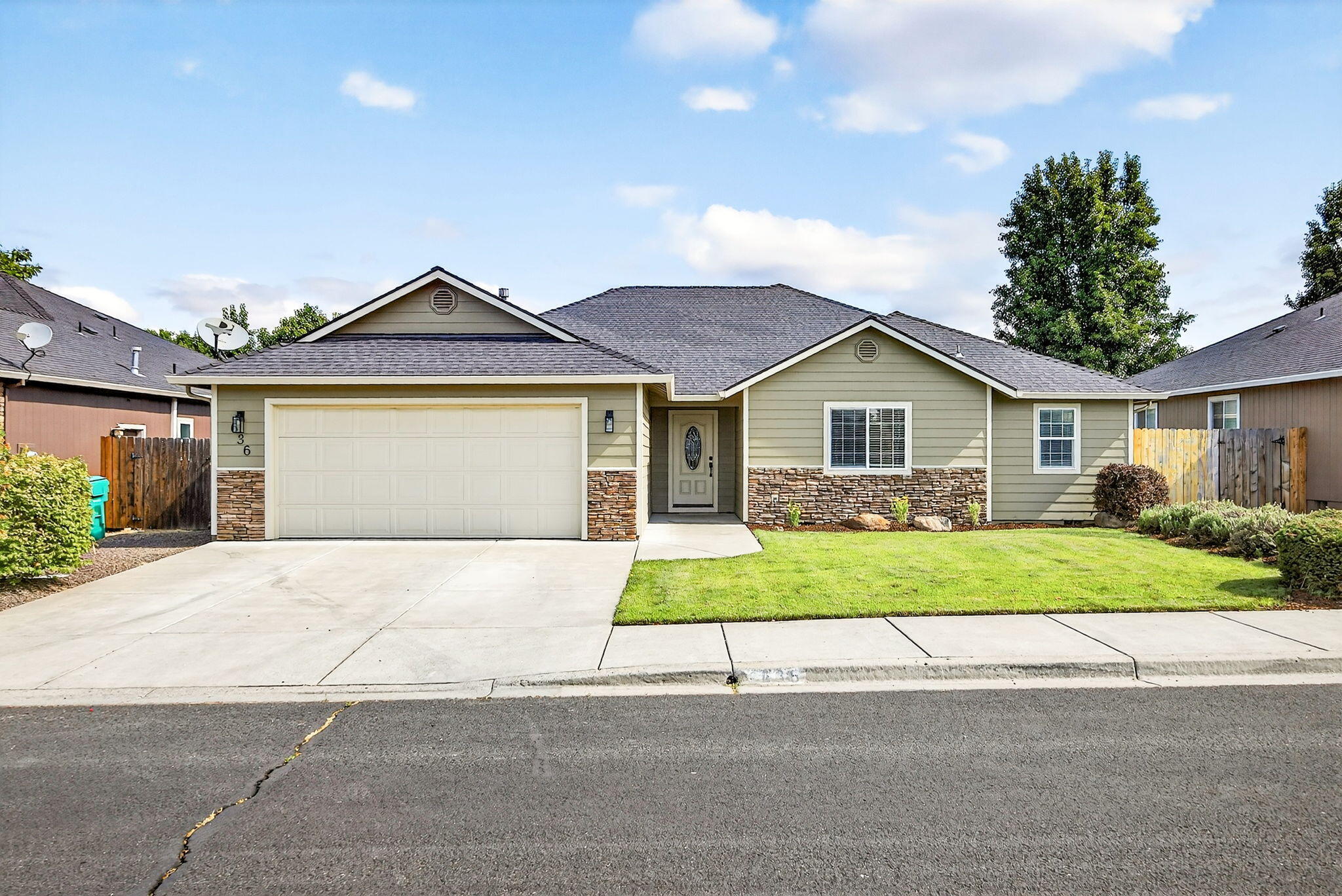 Property Photo: 636 Sheffield Drive OR 97524