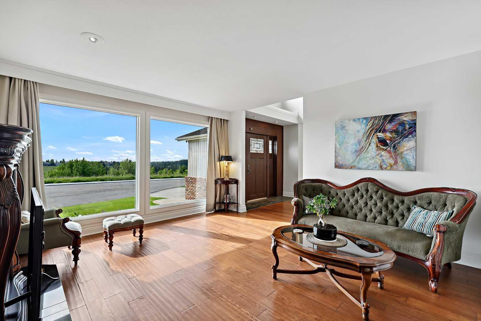 Photo de la propriété: 163 Woodhaven Crescent SW AB T2W 5R3