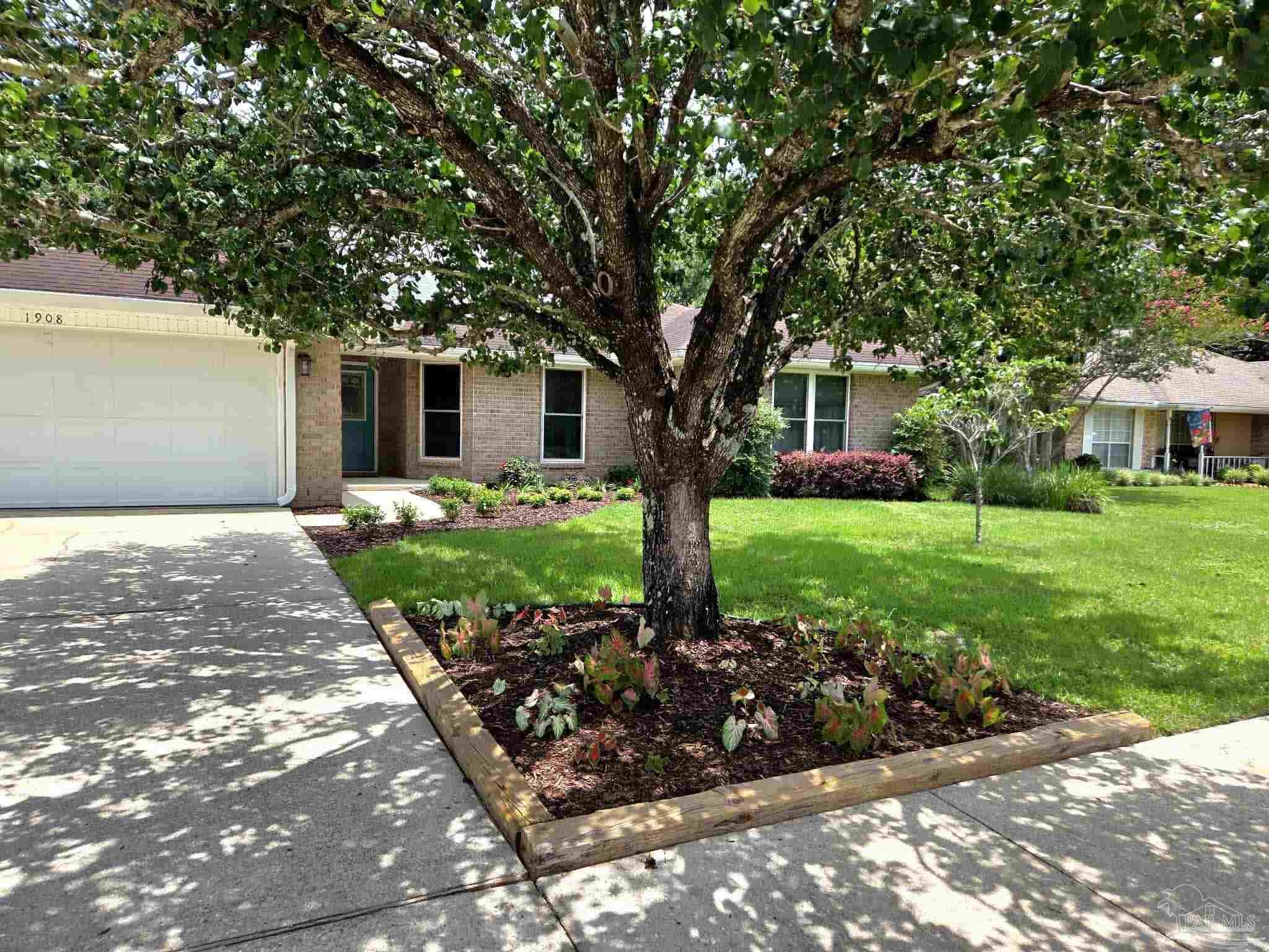 Property Photo: 1908 Joshua Dr FL 32533
