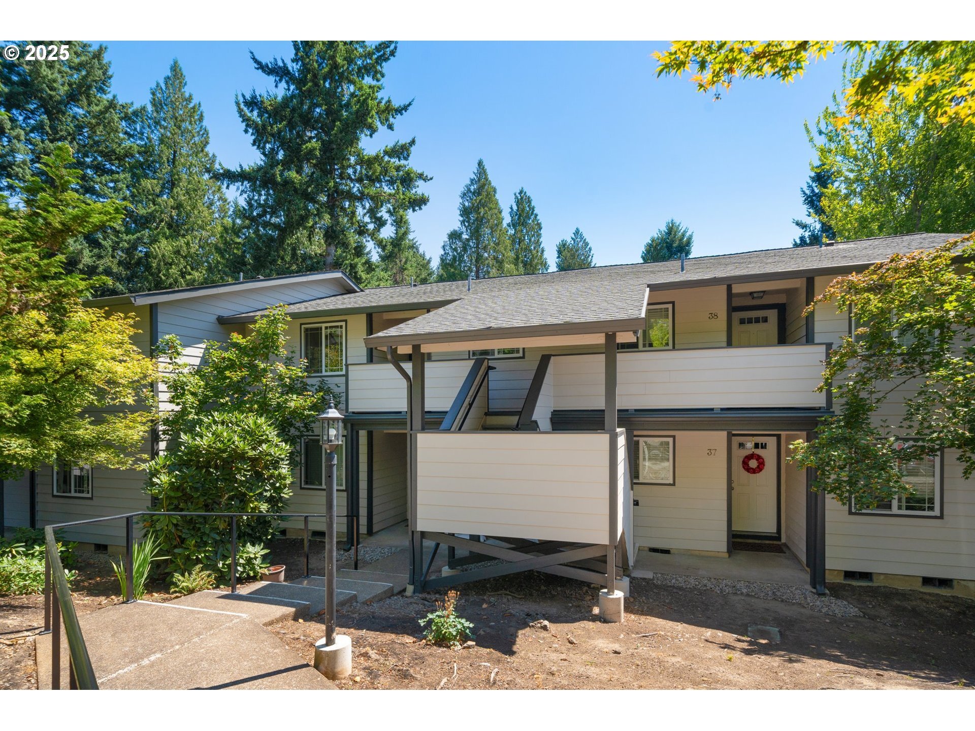Property Photo: 29700 SW Courtside Dr 40 OR 97070