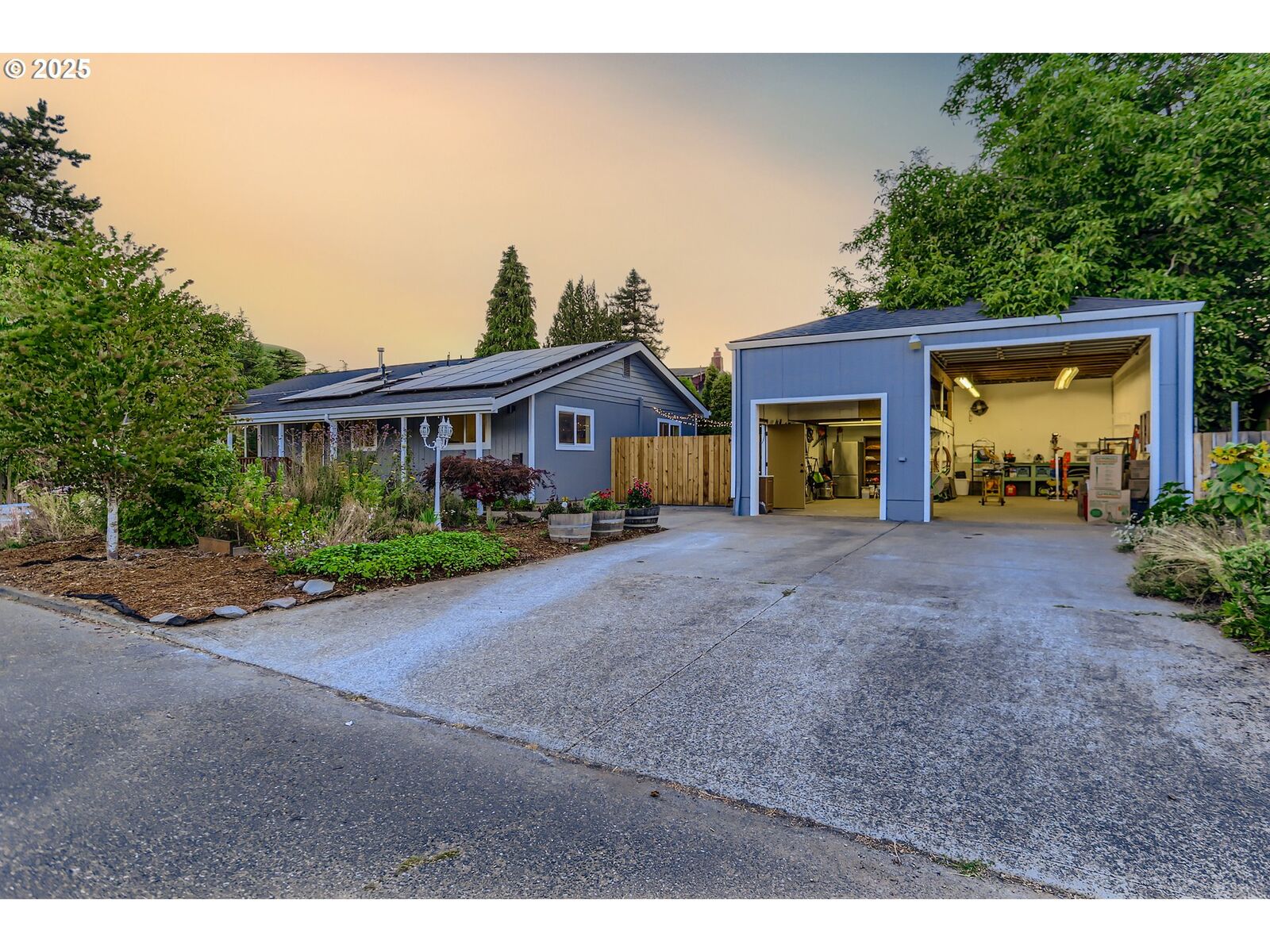 Property Photo:  7119 N Ida Ave  OR 97203 