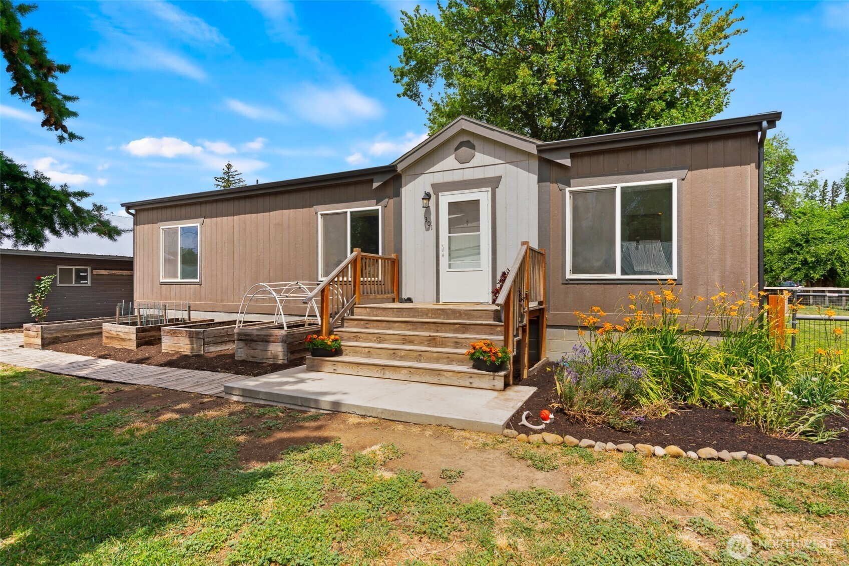 Property Photo: 301 W 2nd Avenue WA 98934