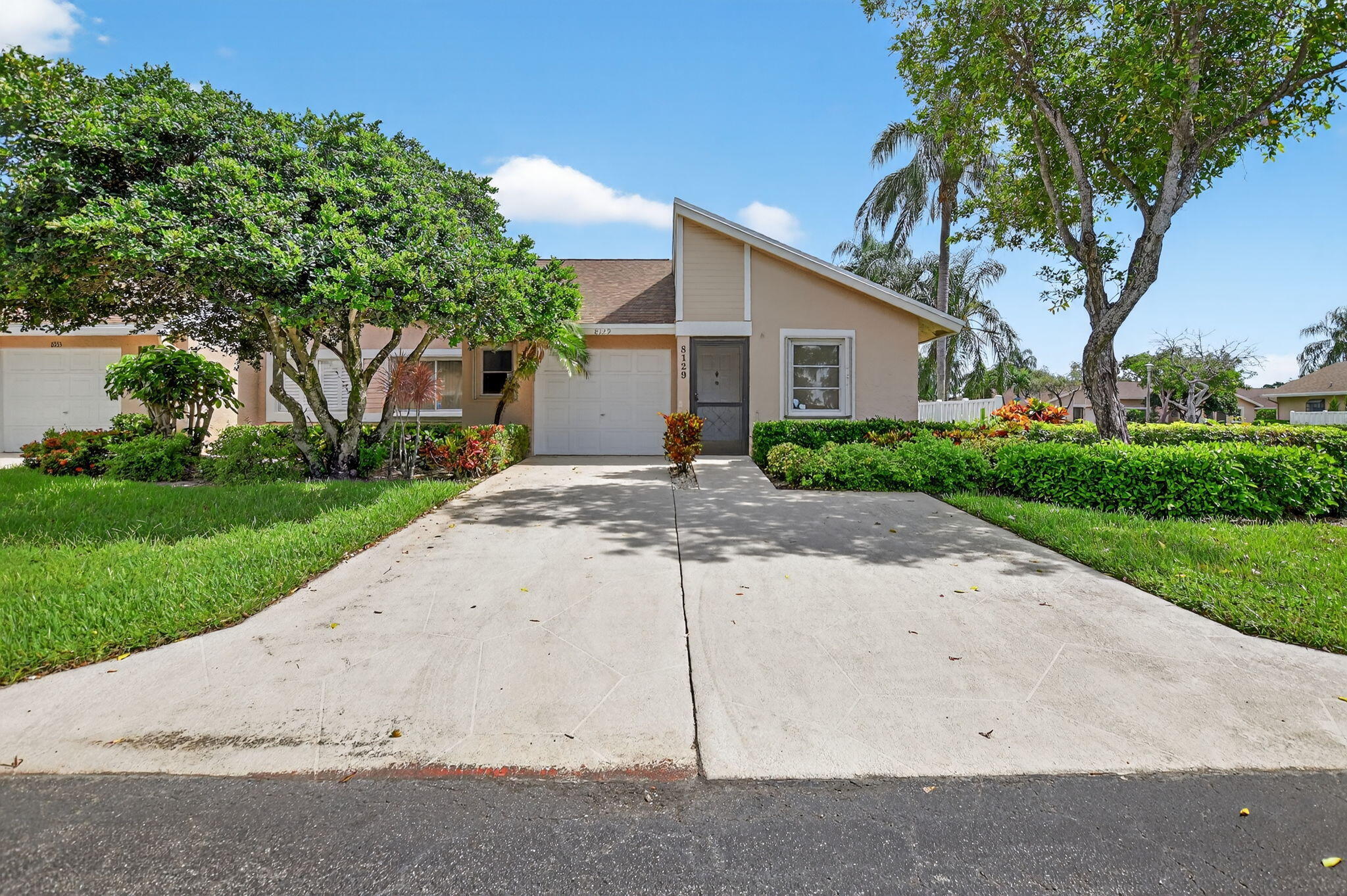 Property Photo: 8129 Springtree Road FL 33496