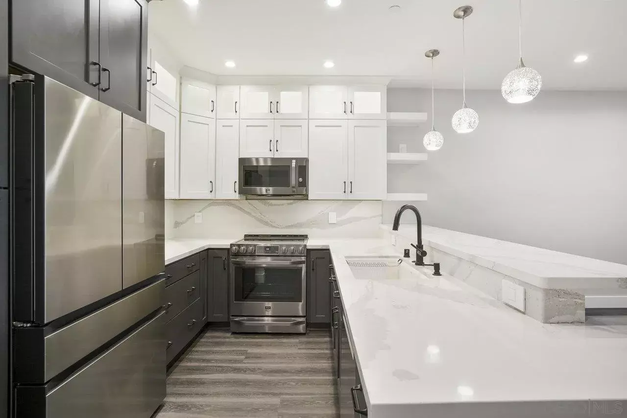 Property Photo: 2445 Brant St 613 CA 92101
