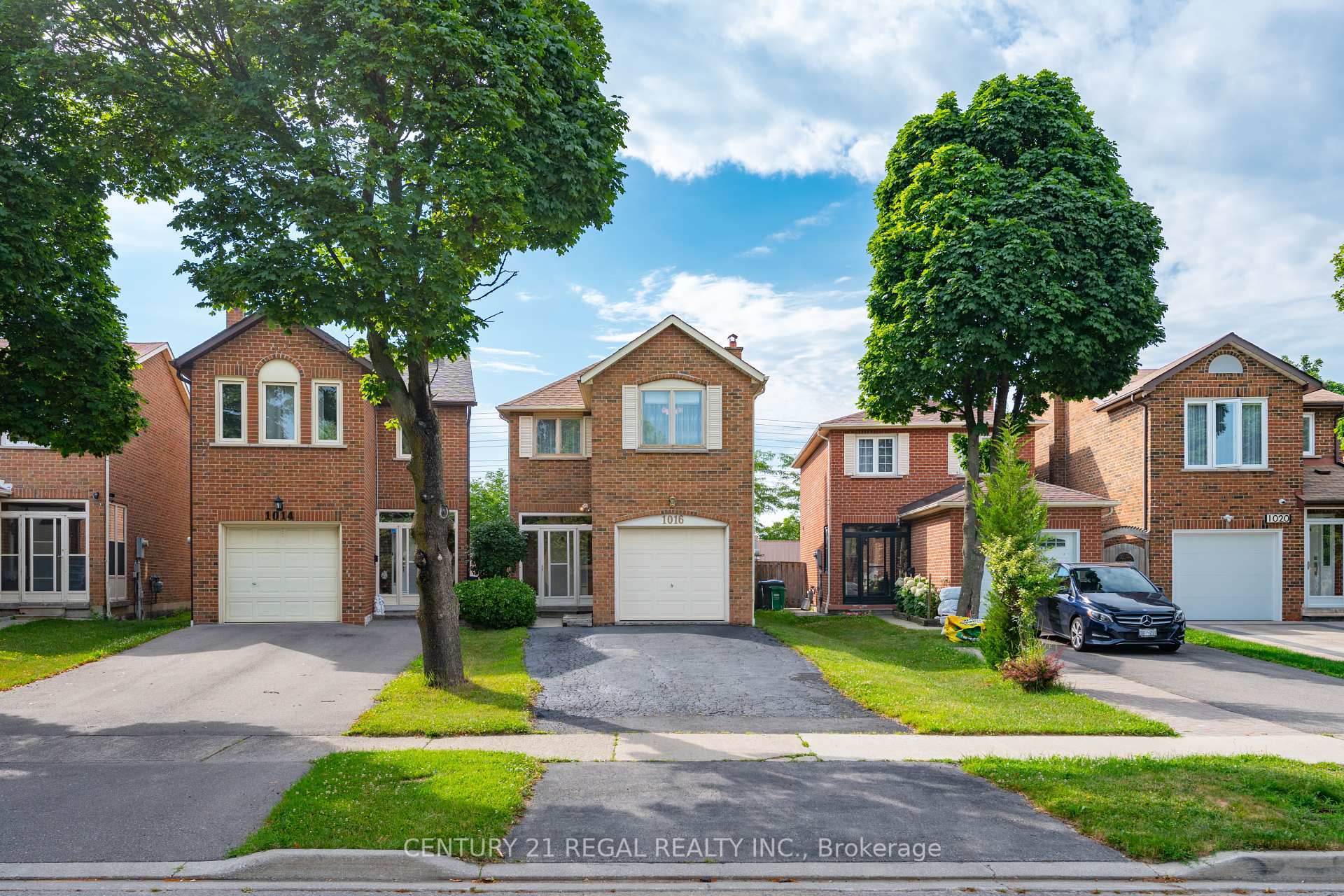 Photo de la propriété: 1016 Whispering Wood Drive ON L5C 3Z4