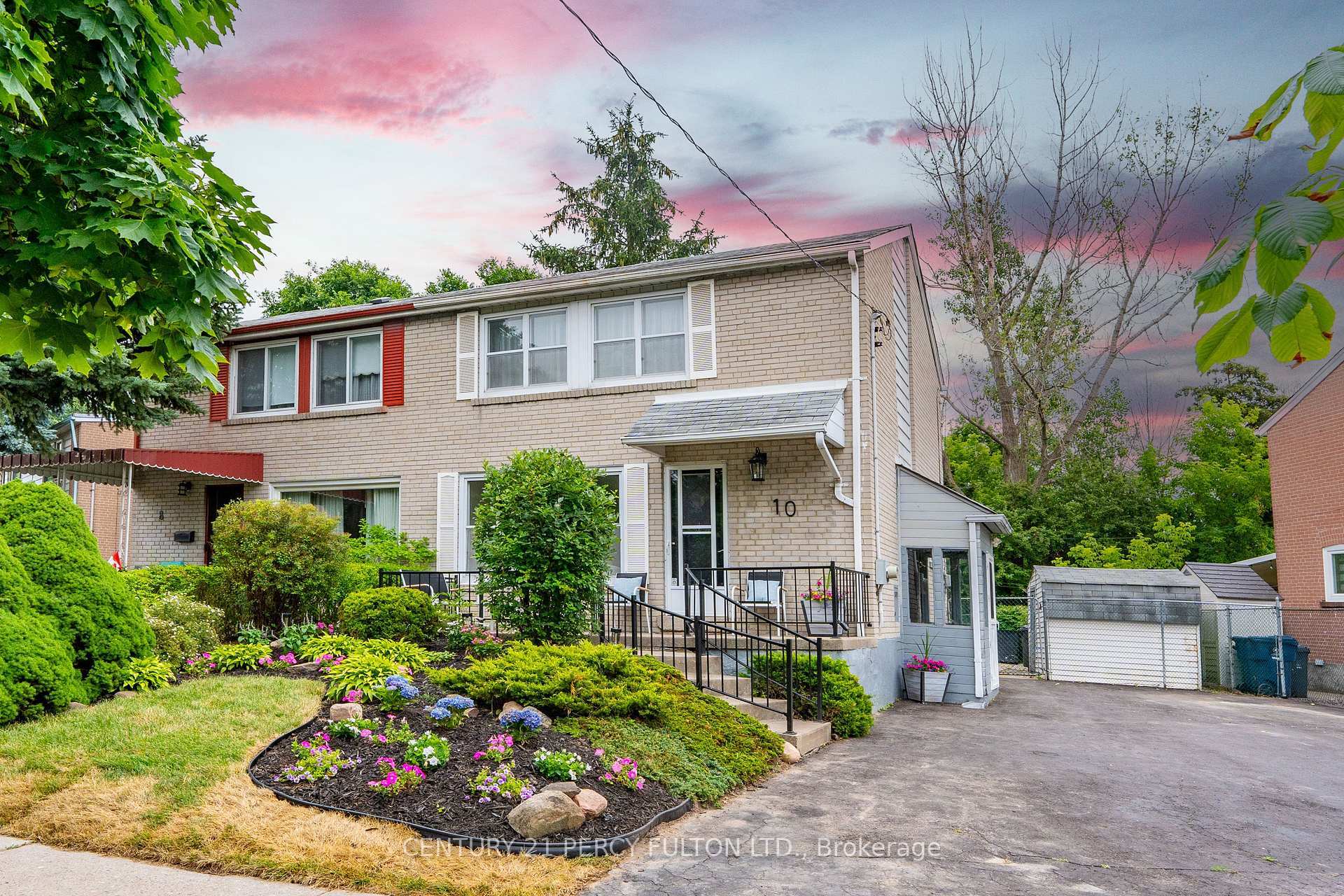 Photo de la propriété: 10 Chestnut Crescent ON M1L 1Y5