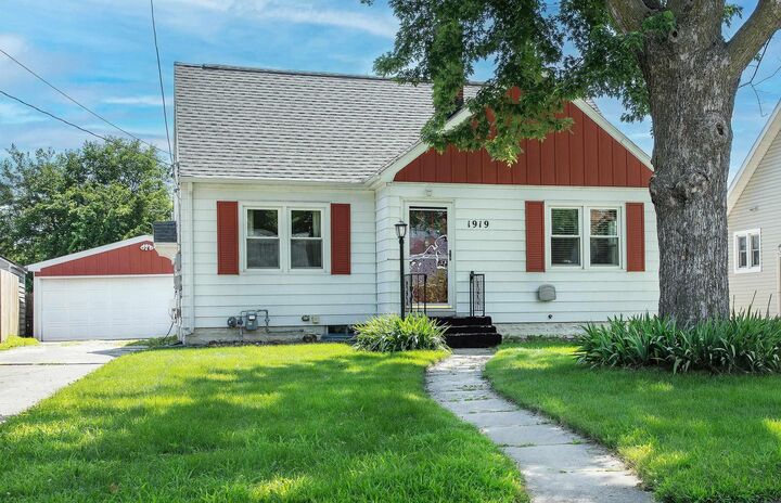 1919 W 7th  Waterloo IA 50702 photo