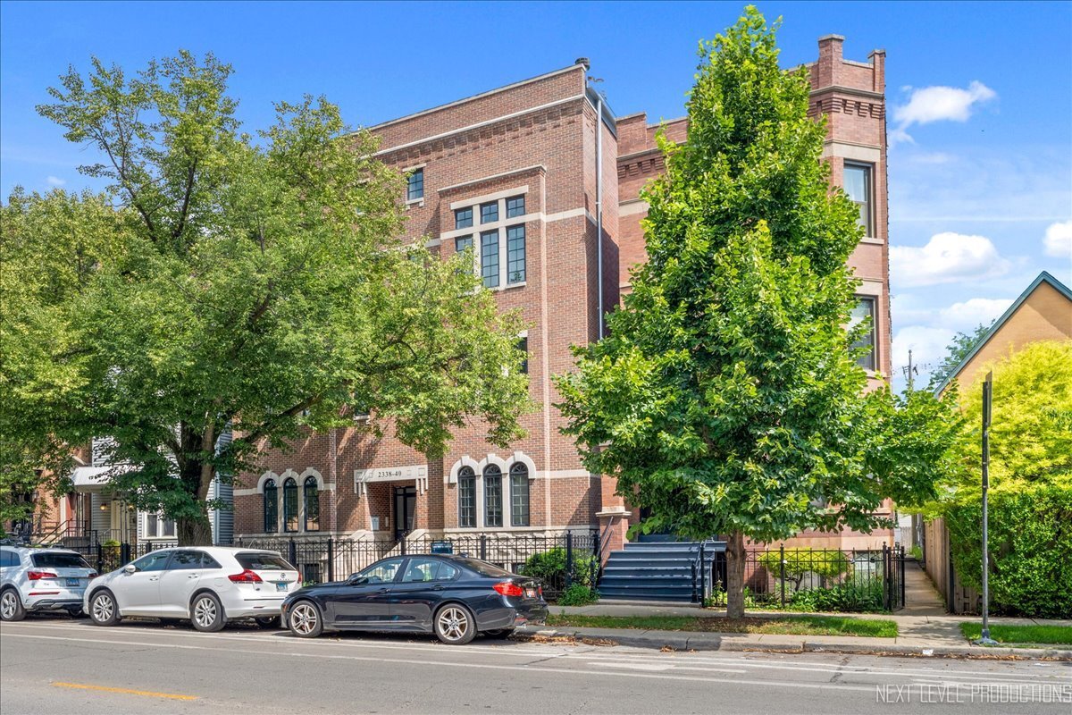 Property Photo: 2340 W Roscoe Street 2W IL 60618