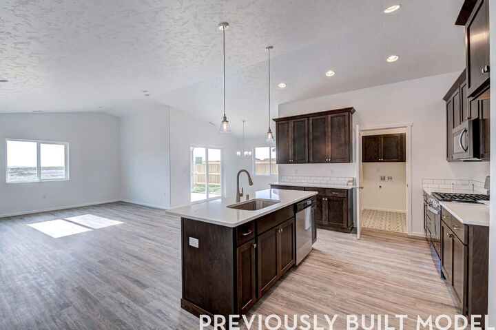 Property Photo: 18727 E Riverside Ct WA 99016