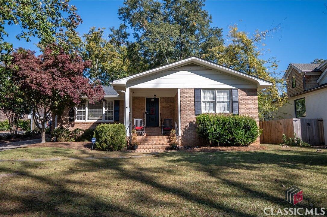 Property Photo:  393 Hampton Court  GA 30605 