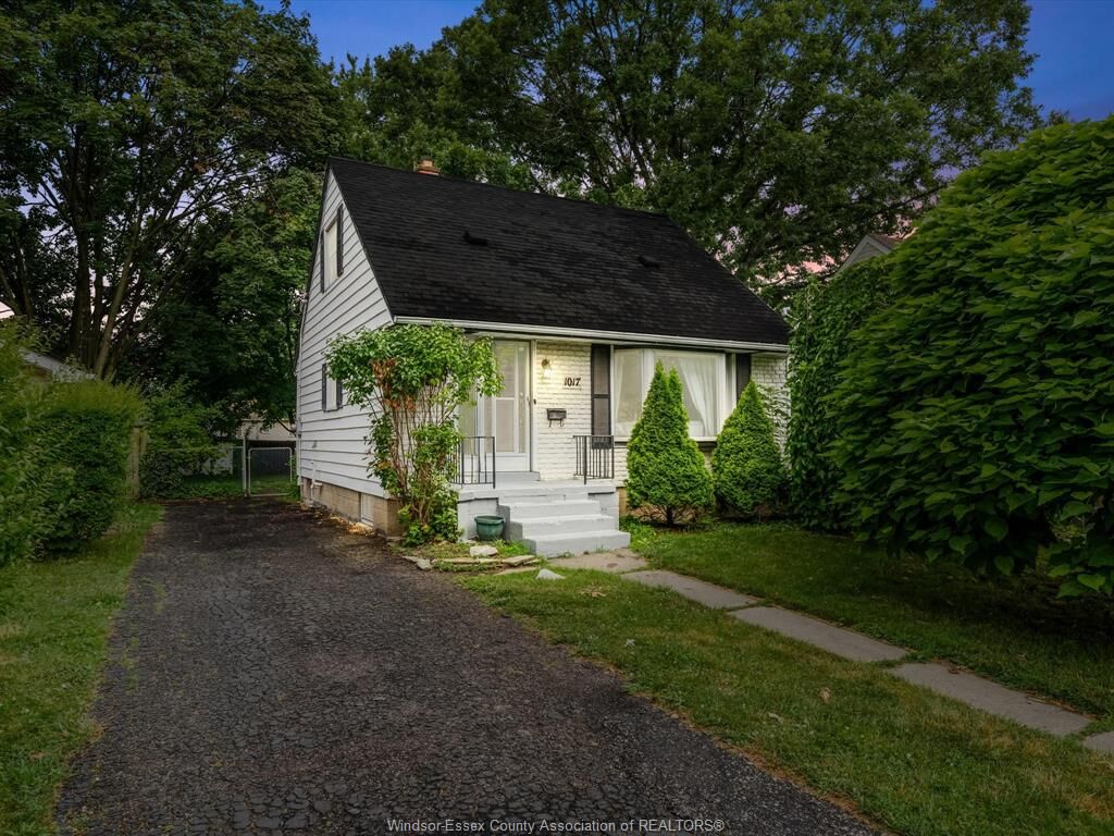 Property Photo:  1017 Merritt Drive  ON N9B 3G5 