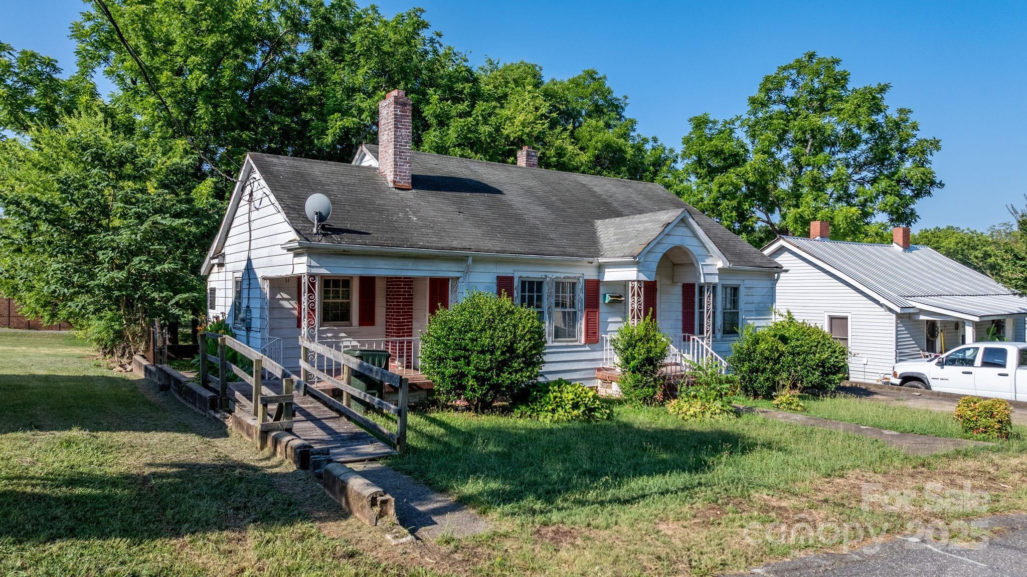 Property Photo: 117 3rd Avenue SW NC 28602