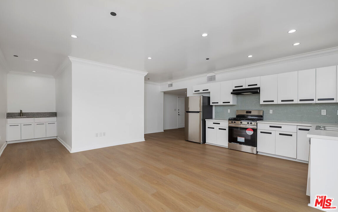 Property Photo:  930 S Robertson Blvd  CA 90035 