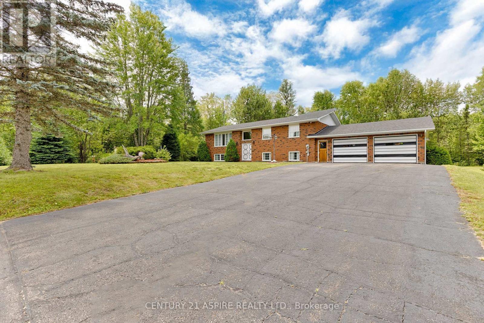 Photo de la propriété: 18 Biesenthal Road ON K8H 2Y9