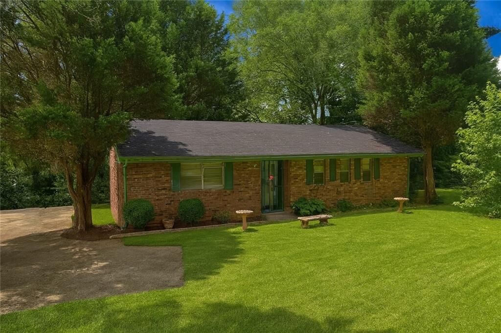 Property Photo: 1491 Boulderwoods Drive GA 30316