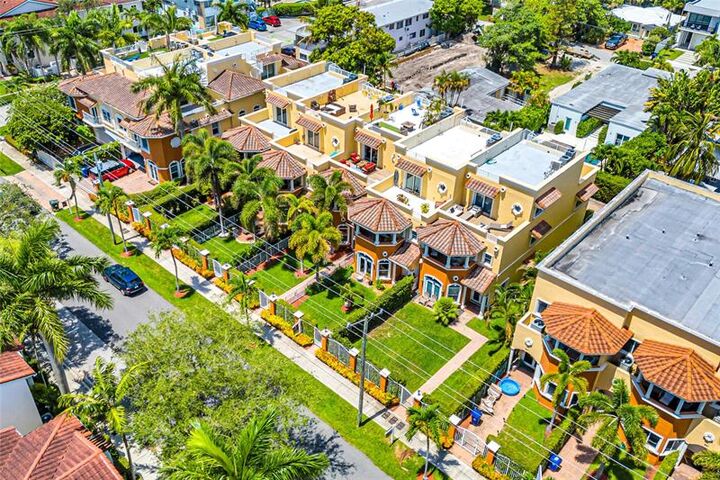 Property Photo:  913 NE 17th Way *  FL 33304 