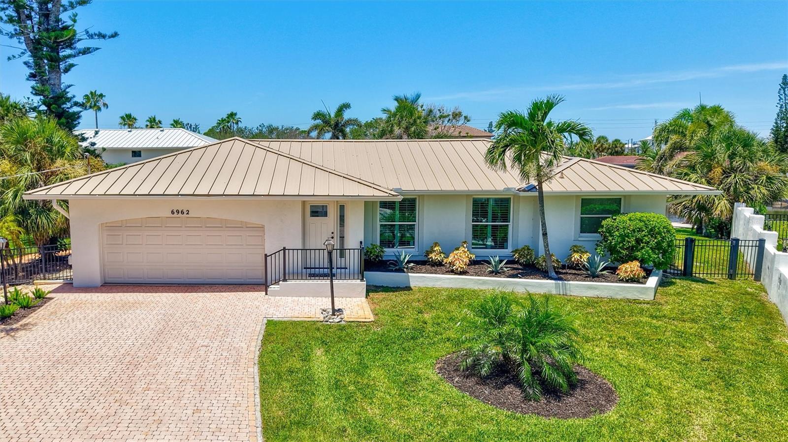 Property Photo: 6962 Belgrave Drive FL 34242