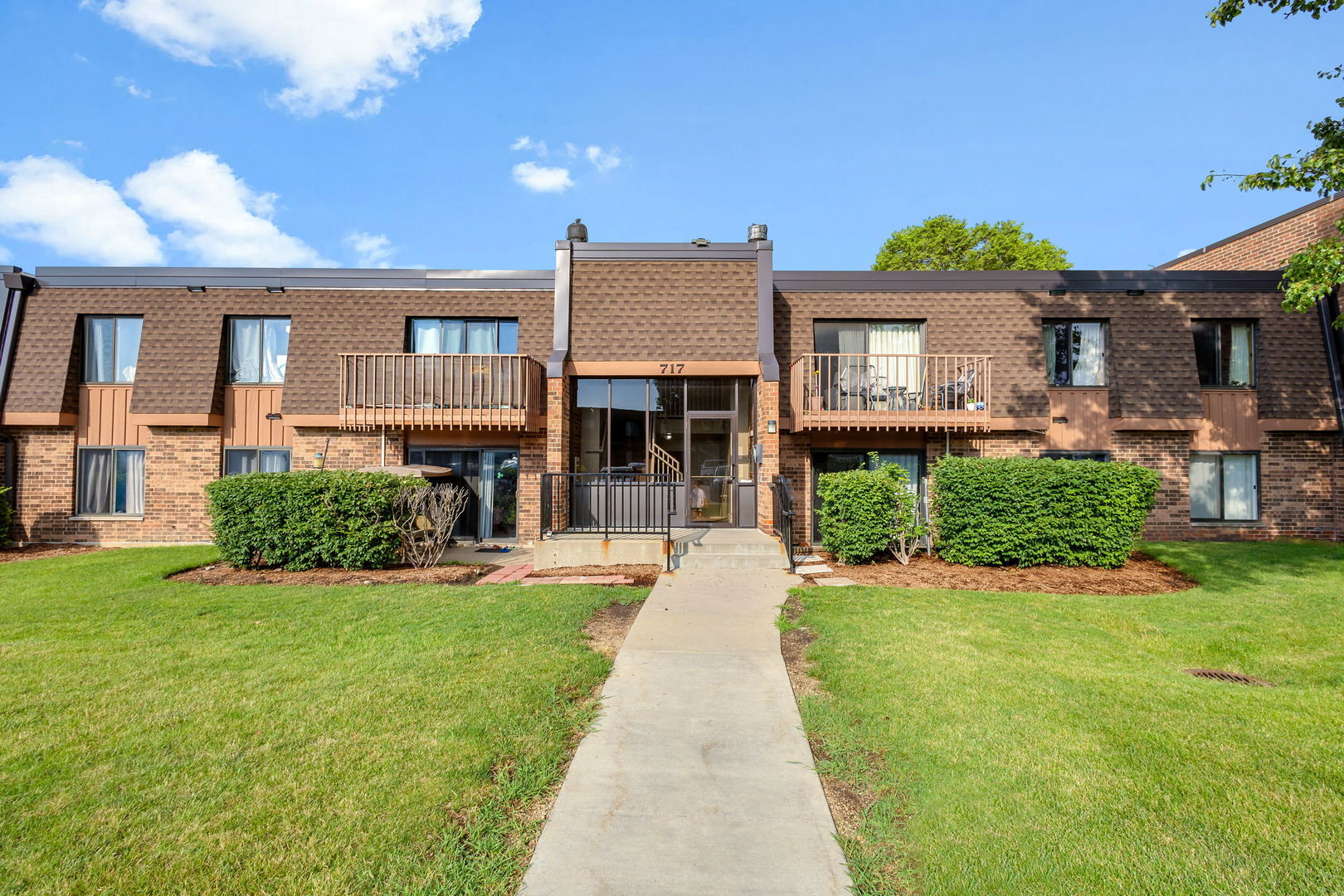 Property Photo:  717 Tipperary Court 2B  IL 60193 
