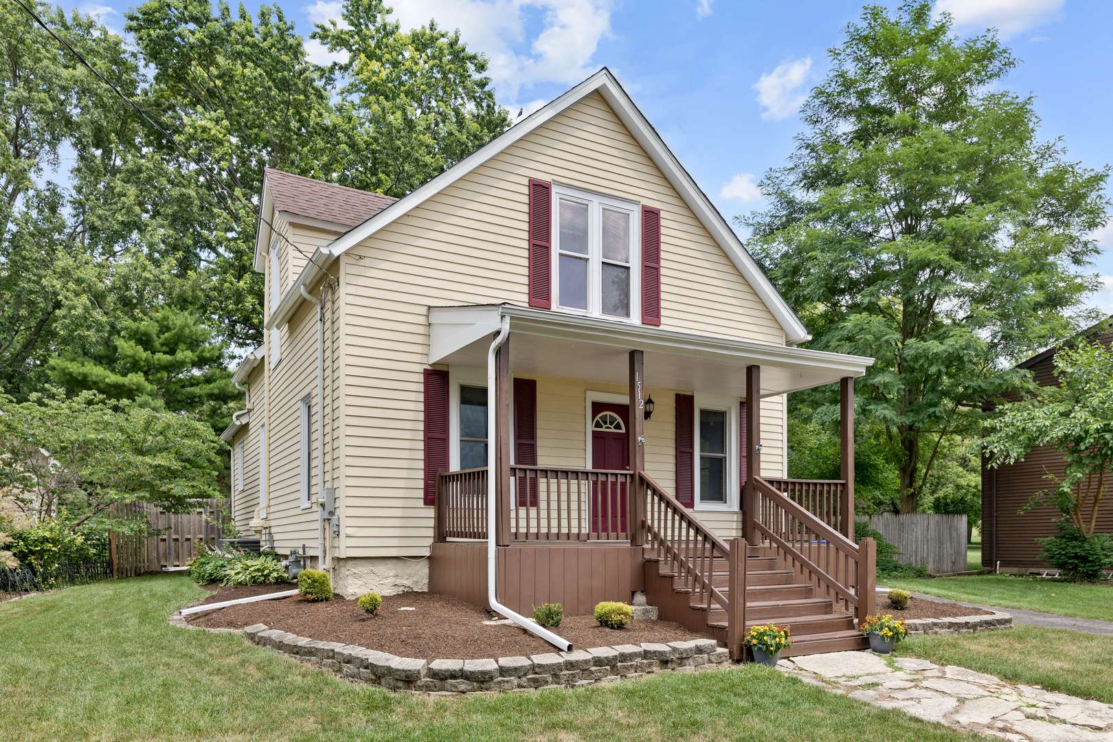 Property Photo: 1512 S 7th Avenue IL 60174
