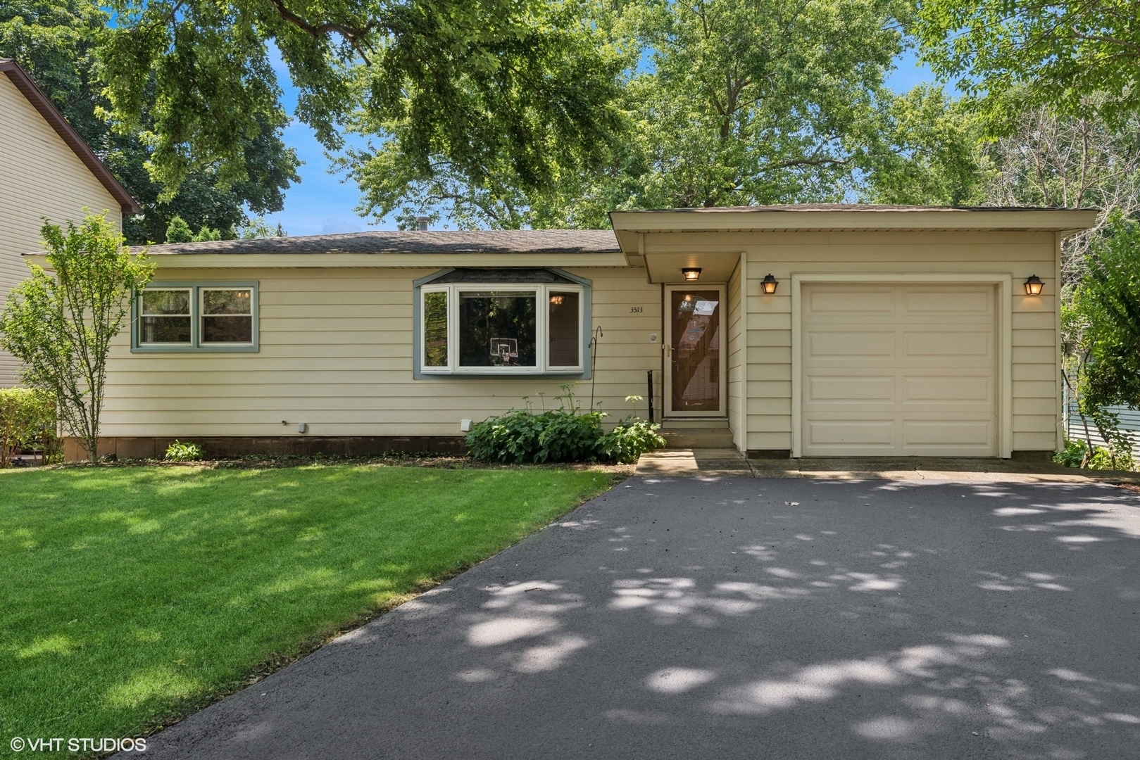 Property Photo: 3513 Woodland Circle IL 60042
