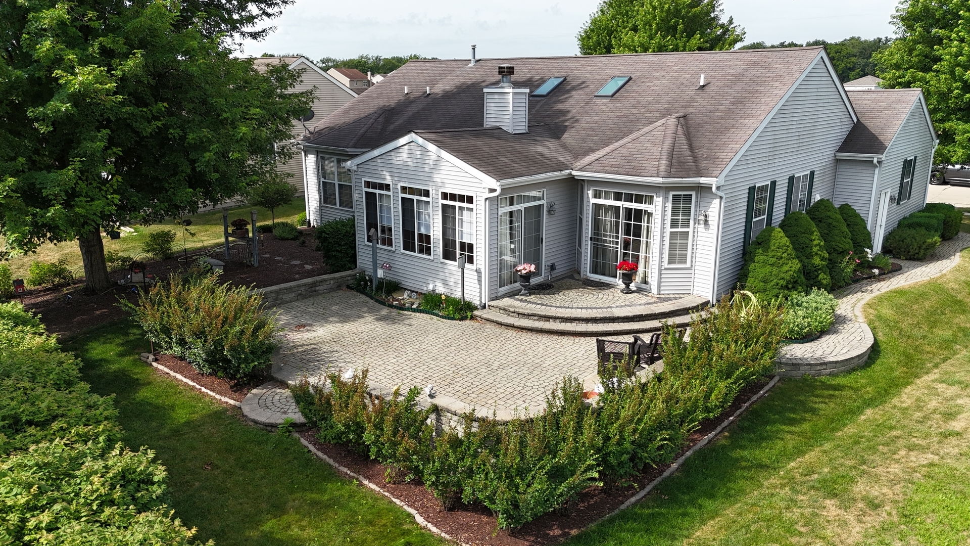 Property Photo:  424 Riverbend Drive  IL 60135 