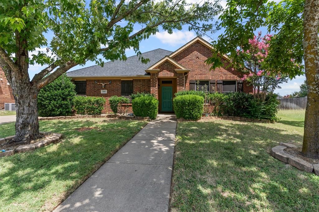 Property Photo:  2006 Hunters Glen Court  TX 76065 