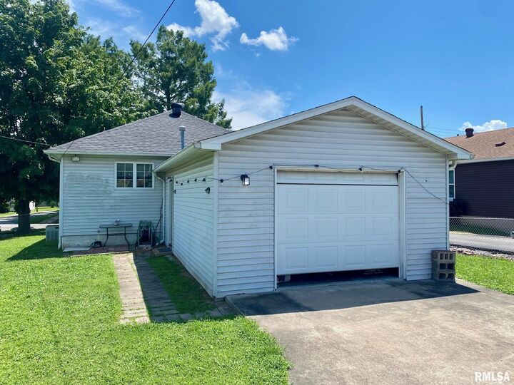 Property Photo: 1915 E Oak Street IL 62896