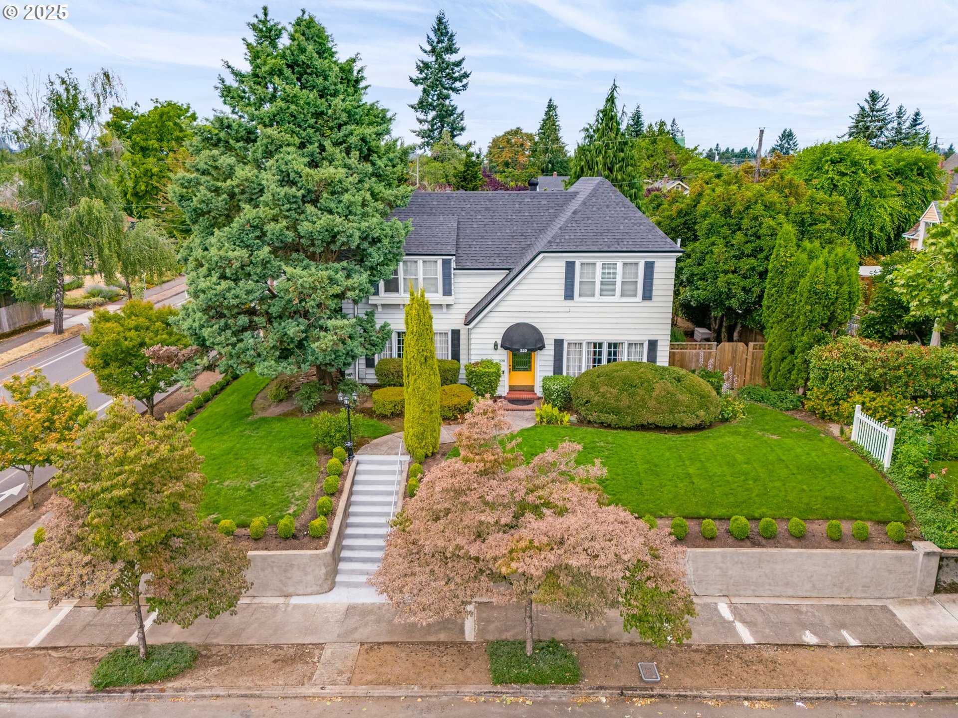 Property Photo: 220 W 36th St WA 98660
