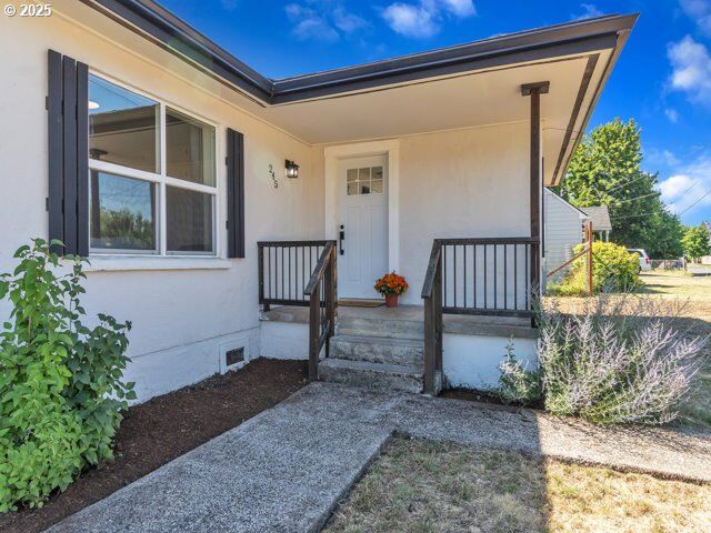 Property Photo:  245 NE Hill St  OR 97378