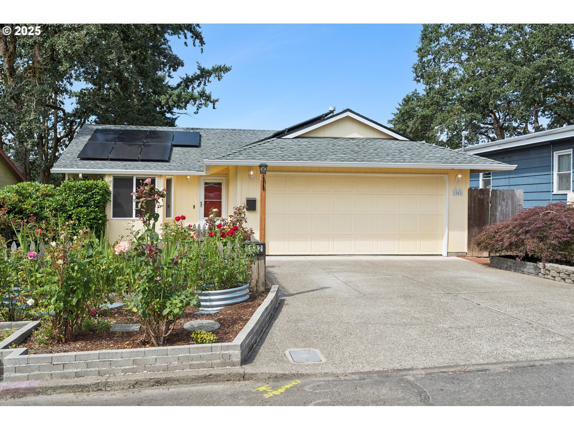 Property Photo:  1042 Columbia Ave  OR 97027 