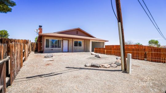 Property Photo: 1006 E Church Ave CA 93555