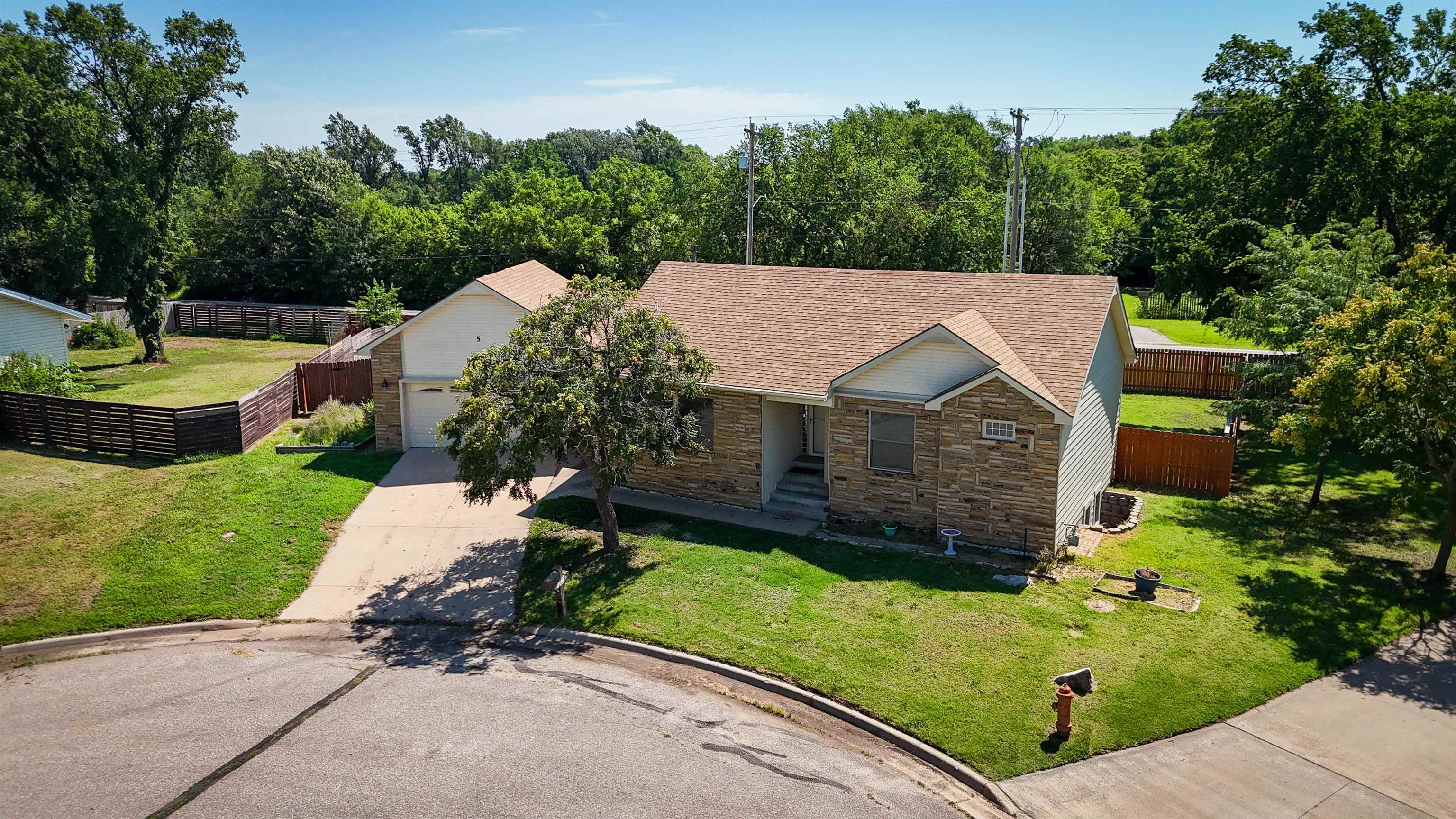 Property Photo:  5 N Woodland Ct  KS 67108 