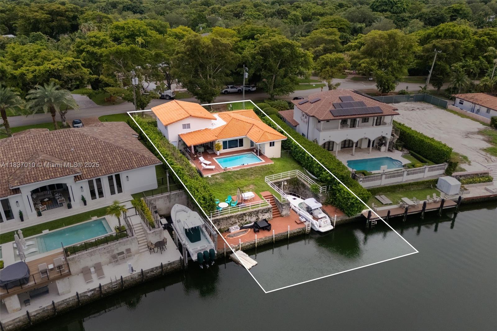 Property Photo: 5308 Riviera Dr FL 33146