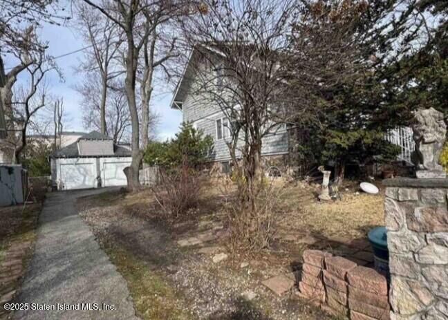 Property Photo:  320 Sprague Avenue  NY 10307 